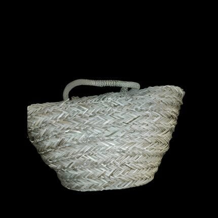 Borsa in paglia con con fiore bianco in sangallo e perle