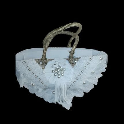 Borsa in paglia con con fiore bianco in sangallo e perle
